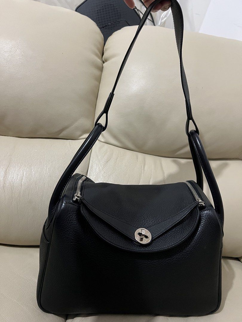 Hermes Lindy 30 （分類：絲巾）位於 Hong Kong。 由 wfcnwl 提交（商品編號 1452223593，圖片 1）。簡介： 💁🏻‍♀️包含內撐咕𠱸 💁🏻‍♀️購自brand off。