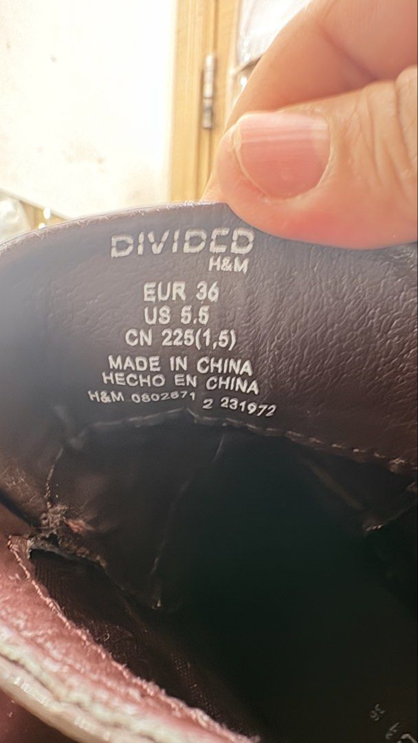 H&M boots （分類：靴）位於 Hong Kong。 由 rarecrystal-0433 提交（商品編號 1452272321，圖片 2）。簡介： Selling a pair of stylish H&M boots in EU size 36 (US 5.5). These are a gorgeous dark brown/burgundy color with a glossy finish, perfect for adding an edgy vibe to any outfit. They feature a chunky sole for extra grip and a cool, modern look. Meetups available at Wong Tai Sin MTR.。