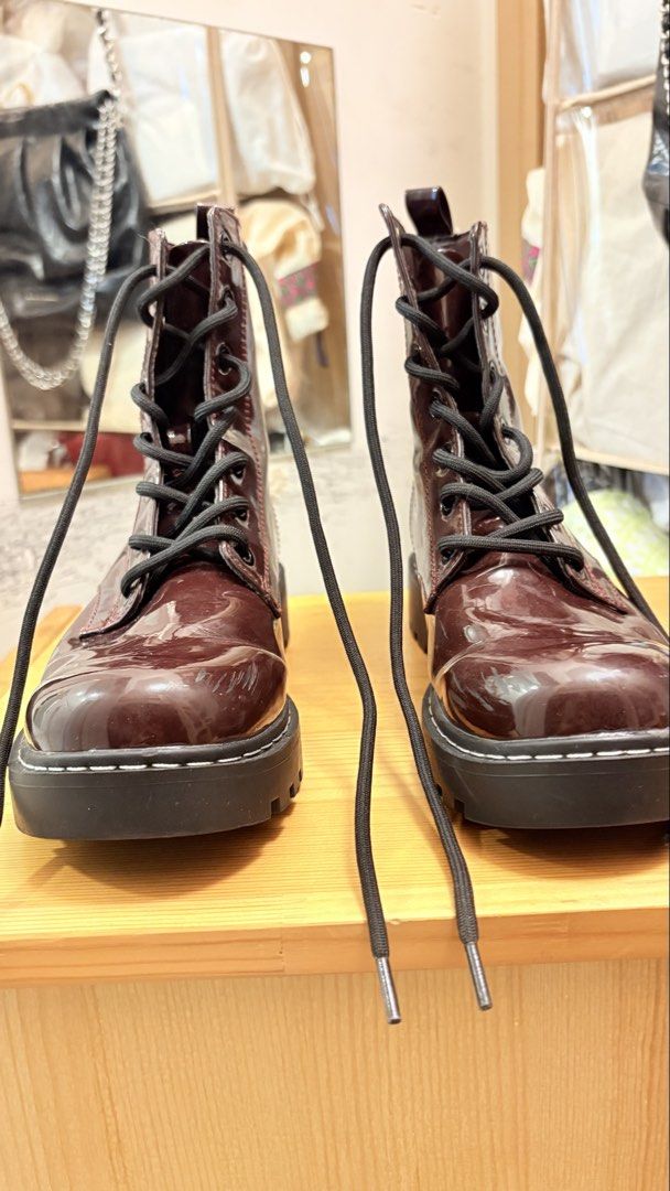 H&M boots （分類：靴）位於 Hong Kong。 由 rarecrystal-0433 提交（商品編號 1452272321，圖片 3）。簡介： Selling a pair of stylish H&M boots in EU size 36 (US 5.5). These are a gorgeous dark brown/burgundy color with a glossy finish, perfect for adding an edgy vibe to any outfit. They feature a chunky sole for extra grip and a cool, modern look. Meetups available at Wong Tai Sin MTR.。