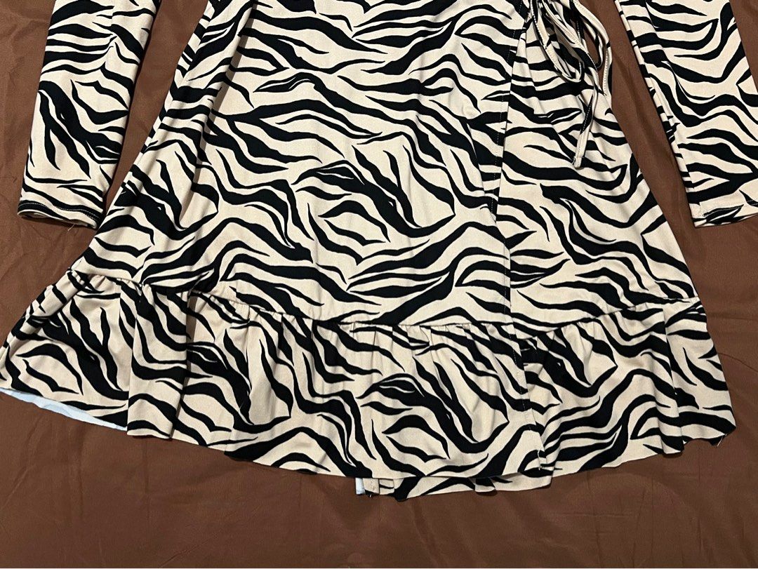 H&M Divided Zebra Print Wrap Dress (Category: Dresses) located in Quezon City. Submitted by heyhedda (Listing ID 1452186667, Image 3). Description: - H&M Divided zebra print wrap dress - Size: S - Features: Long sleeves, ruffled hem, tie waist closure.