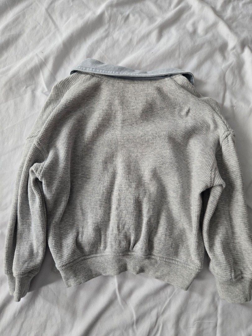 H&M Grey Adventure Zip-Up Sweater (2T) (Category: Babies & Kids Fashion) located in Manila. Submitted by shla.dln (Listing ID 1452167844, Image 3). Description: - Grey waffle knit sweater from H&M - Blue collar and zipper at the neck - 'ADVENTURE' text with llama graphics on the front - Ideal for everyday wear - Easy to put on and take off.