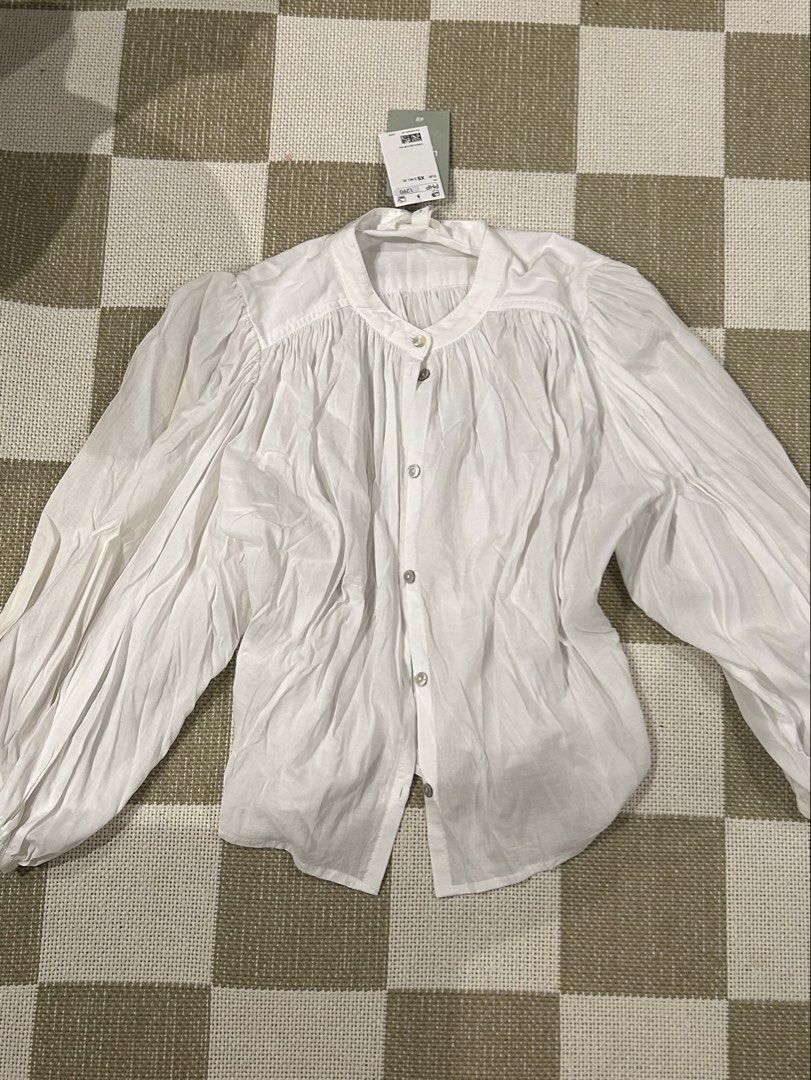 H&M white viscose button-up collared blouse with puffy sleeves (Category: Blouses) located in Quezon City. Submitted by sandrinasaurus (Listing ID 1452238461, Image 1). Description: size XS to S - contact for exact measurements - from H&M - soft material ‼️ faint yellowing on right sleeve (picture 3) - never worn before, original tag attached - originally bought for ₱1290 📍 quezon city 💸 gcash 📬 j&t / contact for other methods + shipping fee.