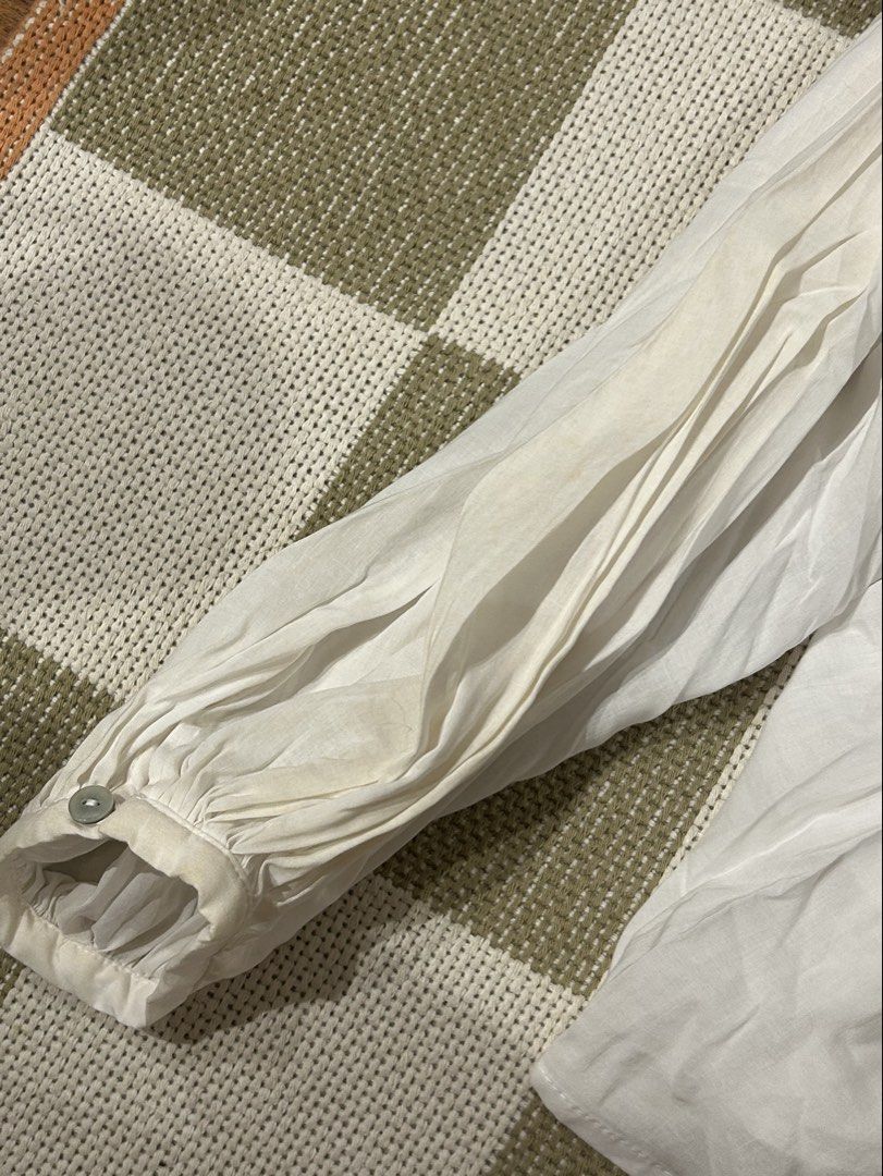 H&M white viscose button-up collared blouse with puffy sleeves (Category: Blouses) located in Quezon City. Submitted by sandrinasaurus (Listing ID 1452238461, Image 3). Description: size XS to S - contact for exact measurements - from H&M - soft material ‼️ faint yellowing on right sleeve (picture 3) - never worn before, original tag attached - originally bought for ₱1290 📍 quezon city 💸 gcash 📬 j&t / contact for other methods + shipping fee.