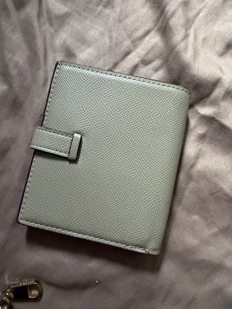 HOLB wallet (Category: Wallets & Card holders) located in Rizal. Submitted by yannieeeeeeeeee (Listing ID 1452197043, Image 3). Description: PM for more details Nego.