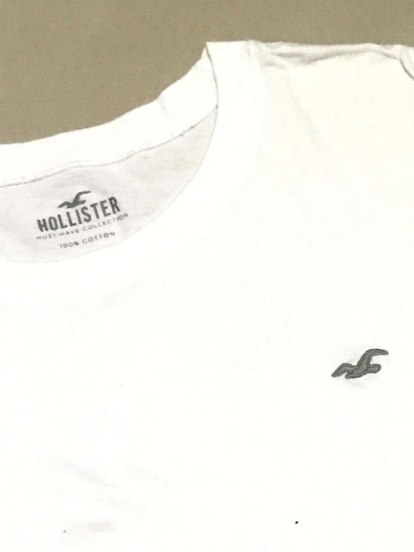 Hollister White Basic Crew Neck T-Shirt | Minimal Logo Tee (Category: Shirts) located in Bacolod City. Submitted by thriftgirlie_lorraine (Listing ID 1452149298, Image 2). Description: can fit to XXS-M.