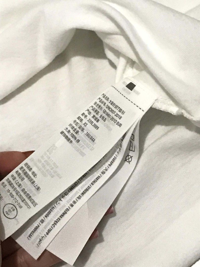 Hollister White Basic Crew Neck T-Shirt | Minimal Logo Tee (Category: Shirts) located in Bacolod City. Submitted by thriftgirlie_lorraine (Listing ID 1452149298, Image 3). Description: can fit to XXS-M.
