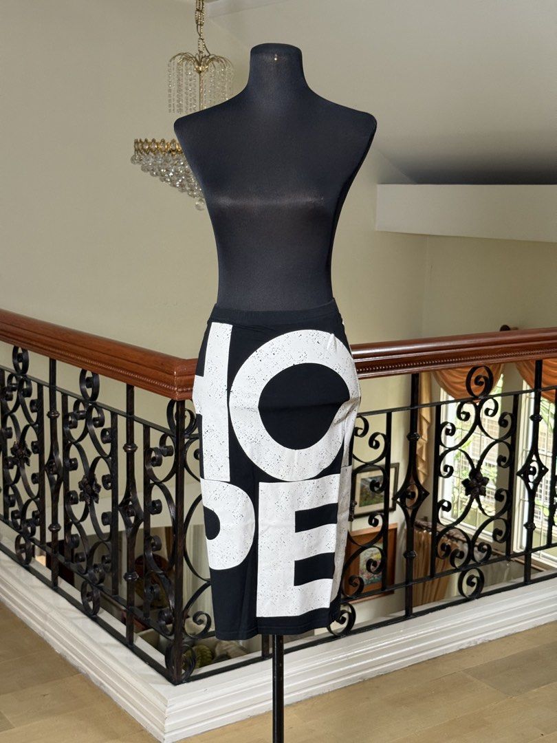 HOPE Black & White Pencil Skirt (Category: Skirts) located in Makati City. Submitted by VersatileBabe (Listing ID 1452296943, Image 3). Description: .