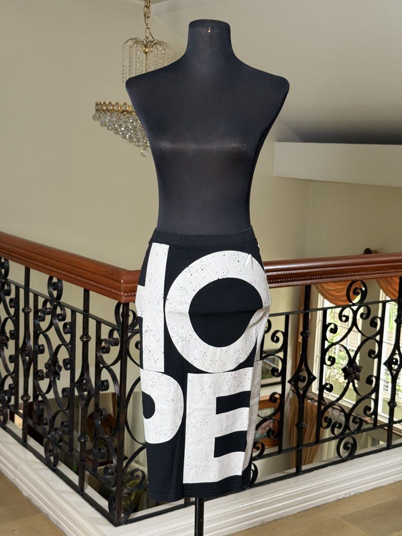 HOPE Black & White Pencil Skirt (Category: Skirts) located in Makati City. Submitted by VersatileBabe (Listing ID 1452296943, Image 2). Description: .