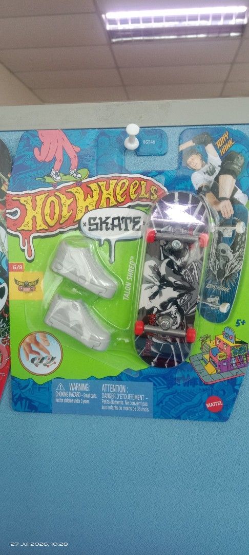Hot Wheels Skate Marvel Fingerboard & Shoes Set (Category: Toys & Games) located in Hutan Melintang. Submitted by mr.gothik (Listing ID 1452124881, Image 2). Description: - Hot Wheels Skate fingerboards - Features cool Marvel themes - Each set includes 1 fingerboard and 1 pair of mini skate shoes - Available designs: Venom and Talon Shred - Ideal for collecting or practicing finger skateboarding tricks - Great gift for Marvel and skateboarding fa