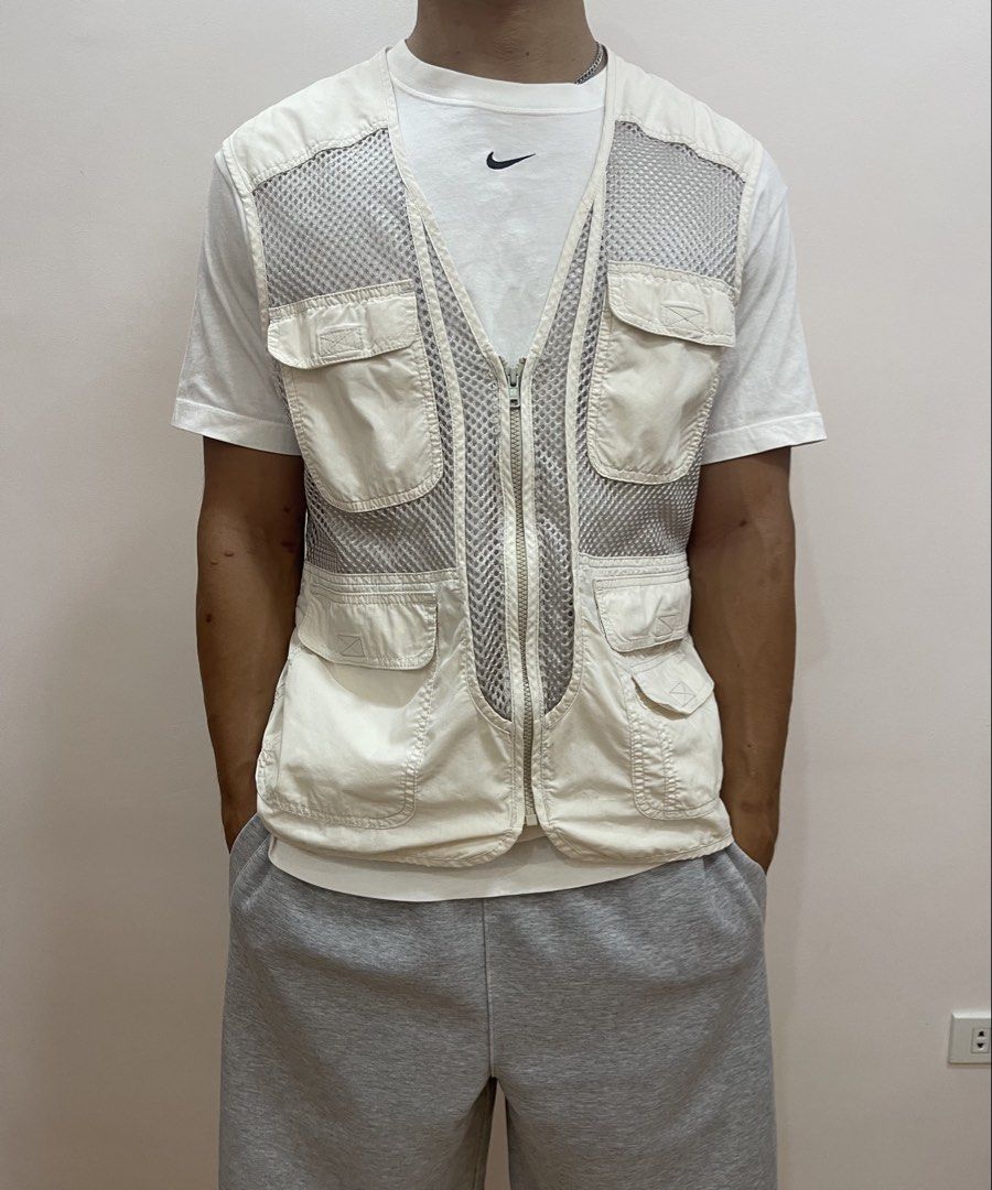 Hunter Multi Pocket Vest (Category: Vests) located in Baliuag. Submitted by cjfindz (Listing ID 1452175100, Image 3). Description: Hunter Multi Pocket Vest M to L Dimes (inches) Width: 21.5 Length: 27 Color Rate: 9.5/10 Condition: Excellent 🪛ISSUE: small stains Kindly check and zoom the photos for issues. COLOR MAY VARY DUE TO LIGHTING..