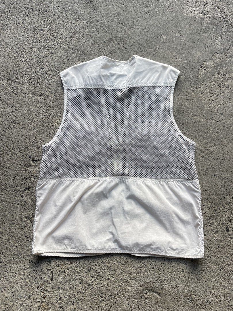 Hunter Multi Pocket Vest (Category: Vests) located in Baliuag. Submitted by cjfindz (Listing ID 1452175100, Image 2). Description: Hunter Multi Pocket Vest M to L Dimes (inches) Width: 21.5 Length: 27 Color Rate: 9.5/10 Condition: Excellent 🪛ISSUE: small stains Kindly check and zoom the photos for issues. COLOR MAY VARY DUE TO LIGHTING..