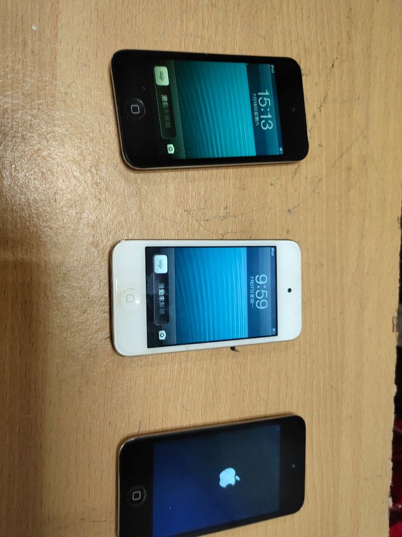 Ipod touch 4 （分類：音樂播放裝置 MP3及CD Player）位於 Hong Kong。 由 billylee338 提交（商品編號 1451032522，圖片 3）。簡介： ipod touch 4代可以聽歌和影相..由於屏幕唔靚..所以8GB賣$68元....32GB賣$98元..只限見面荃灣交收..星期一至星期五..上午9點半至下午4點前交收..即買即用...我呢部係有鏡頭可以影相和自拍。