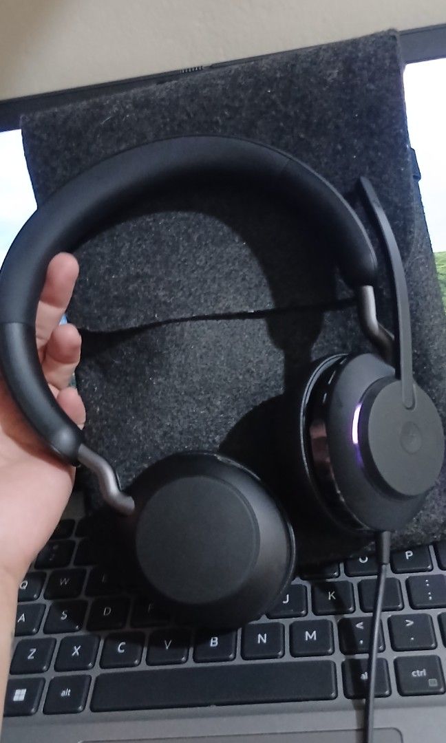 Jabra Evolve 2 40 se (Category: Headphones & Headsets) located in Manila. Submitted by shoppebymaria (Listing ID 1452267746, Image 1). Description: no flaws..