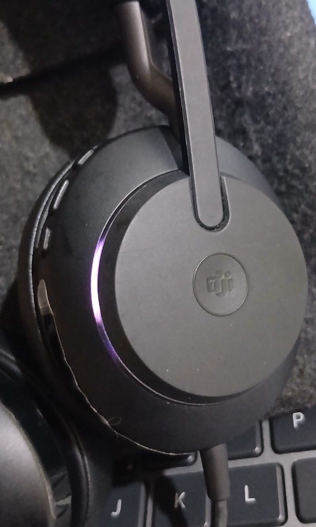 Jabra Evolve 2 40 se (Category: Headphones & Headsets) located in Manila. Submitted by shoppebymaria (Listing ID 1452267746, Image 2). Description: no flaws..