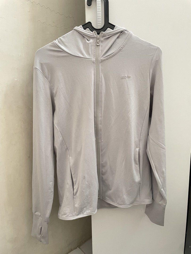 Jaket Olahraga KKTOP Anti UV Abu-Abu (Kategori: Baju Luaran) berada di Tangerang. Dikirim oleh bolumatcha (ID iklan 1452148822, Gambar 1). Deskripsi: baru dipake 2x ya jadi masih bagus no minus dijual karna udh beli jaket baru, ada kantong, size L, P 60cm.