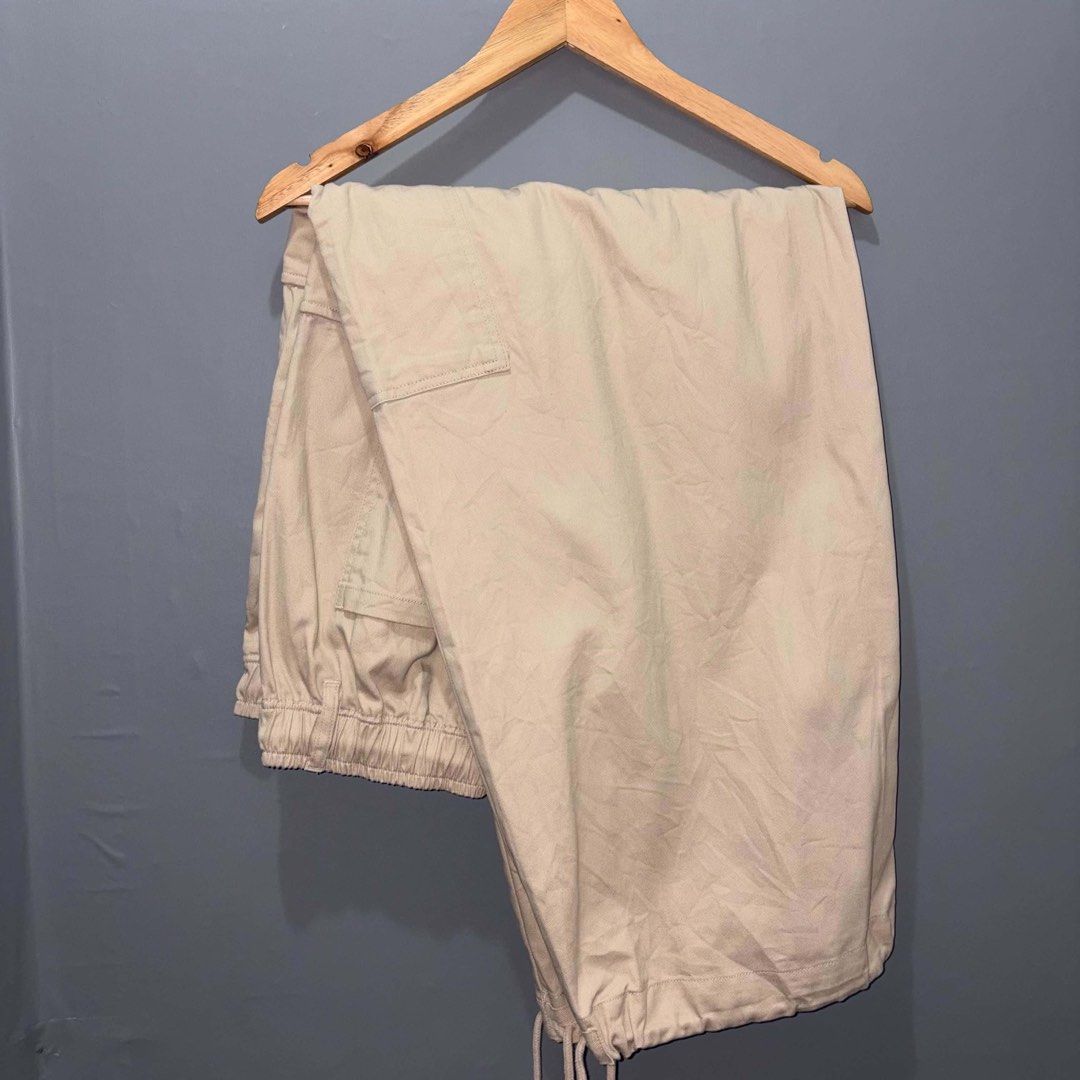 Japan High Quality Baggy Cargo Pants (Category: Other Bottoms) located in Bauang. Submitted by ivaniboy (Listing ID 1452295954, Image 3). Description: size 32-42 W / 40.5 L Thigh: 16” / 12.5” Hem Good as new No flaws! Solid fit neto! 650 only.