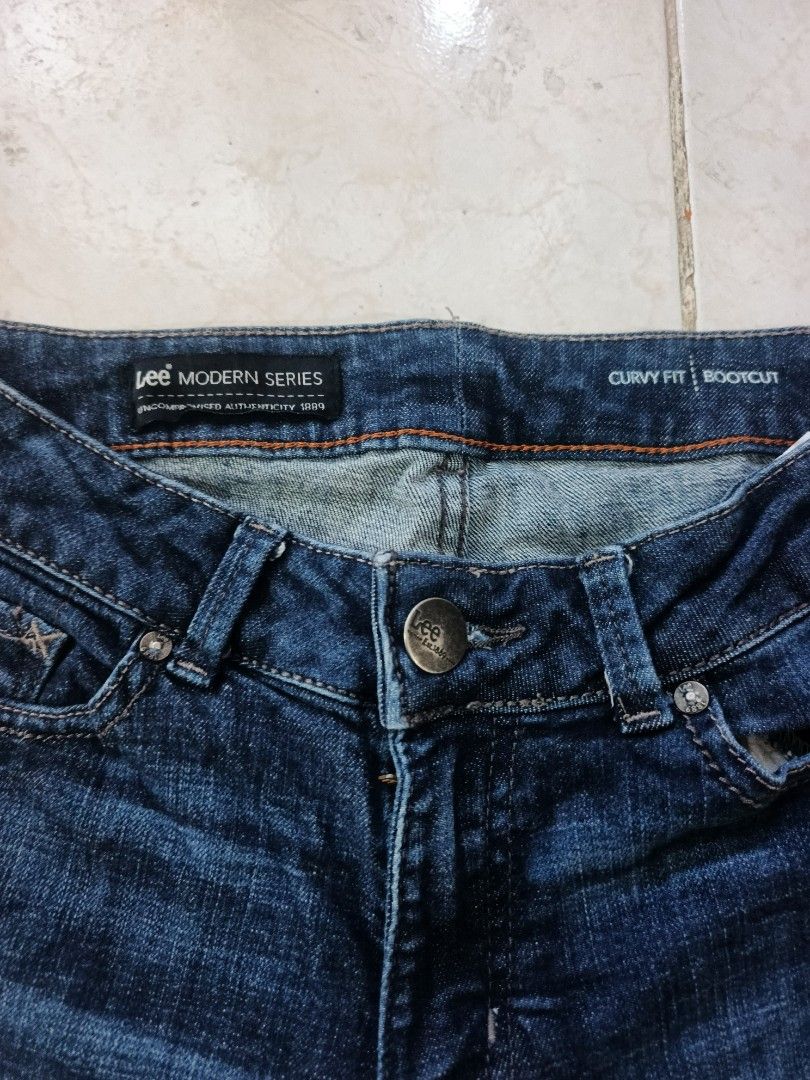 Lee Modern Series Curvy Fit / Bootcut Denim (Category: Jeans) located in Malita. Submitted by ronnyboi (Listing ID 1452115458, Image 2). Description: ‎W:28-30 L:42 T:11 H:8 ‎Condition: 9/10 ‎Mine: 800.