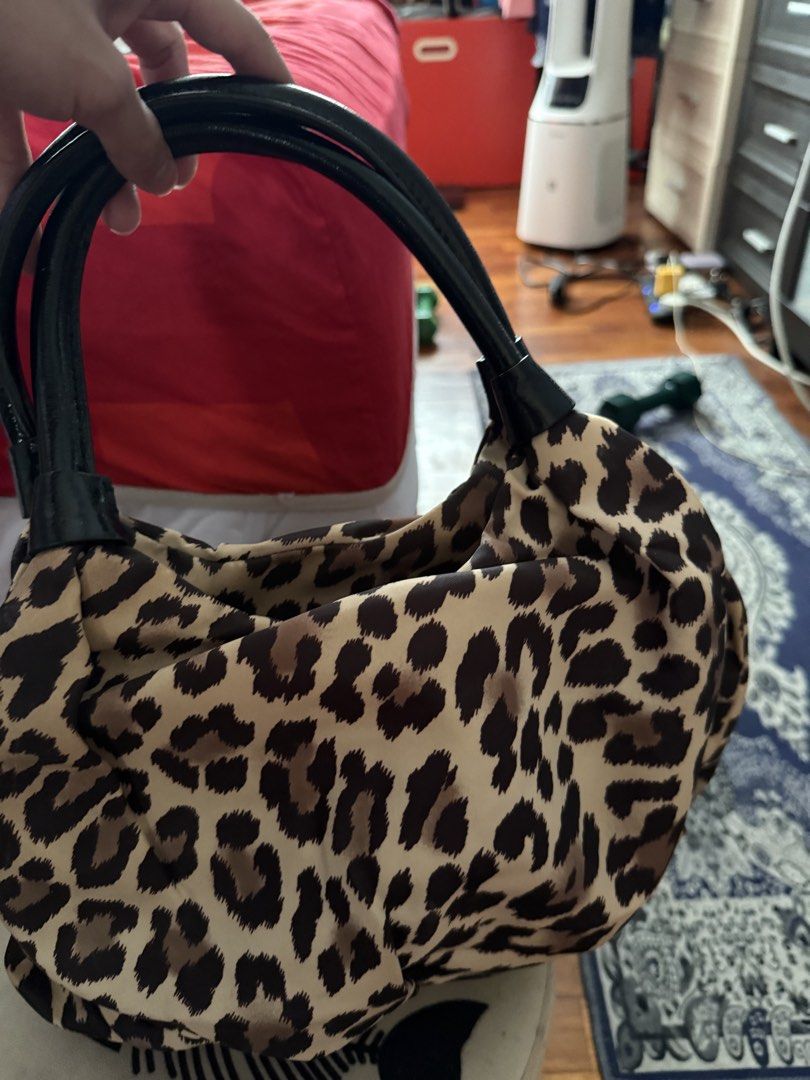 Leopard bag (Category: Shoulder Bags) located in Singapore. Submitted by yourstayhere (Listing ID 1452270623, Image 3). Description: Kate spade leopard.