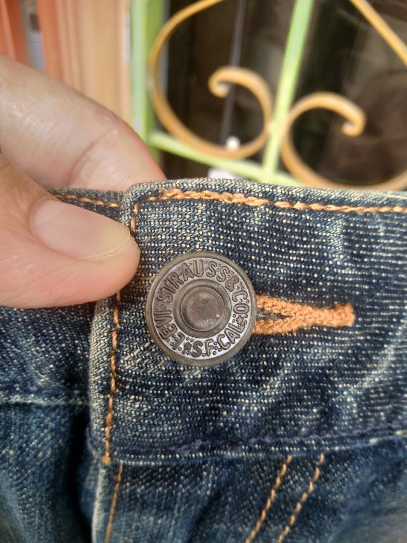 Levi's 560 Flare Jeans W9 L32 (Category: Jeans) located in Manila. Submitted by mysticshark-0a05e9 (Listing ID 1452122435, Image 3). Description: - Levi's 560 Flare Jeans - Size: W9 L32 - Color: Dark Wash Denim - Style: Classic 5-pocket, Button and zip fly - Fit: Flare, Cropped Length - Condition: Brand new with original tags attached.