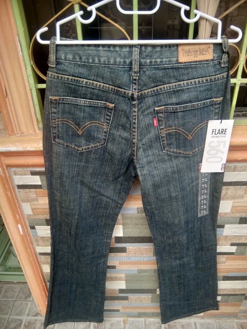Levi's 560 Flare Jeans W9 L32 (Category: Jeans) located in Manila. Submitted by mysticshark-0a05e9 (Listing ID 1452122435, Image 2). Description: - Levi's 560 Flare Jeans - Size: W9 L32 - Color: Dark Wash Denim - Style: Classic 5-pocket, Button and zip fly - Fit: Flare, Cropped Length - Condition: Brand new with original tags attached.