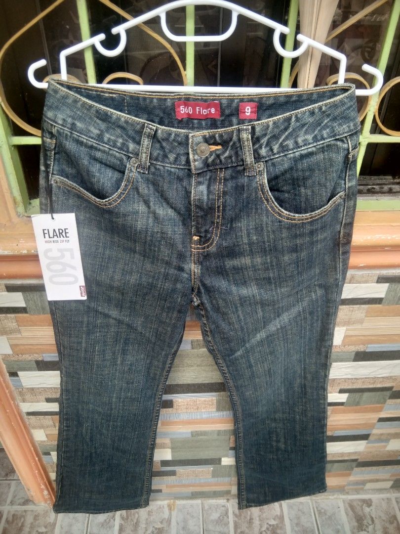 Levi's 560 Flare Jeans W9 L32 (Category: Jeans) located in Manila. Submitted by mysticshark-0a05e9 (Listing ID 1452122435, Image 1). Description: - Levi's 560 Flare Jeans - Size: W9 L32 - Color: Dark Wash Denim - Style: Classic 5-pocket, Button and zip fly - Fit: Flare, Cropped Length - Condition: Brand new with original tags attached.