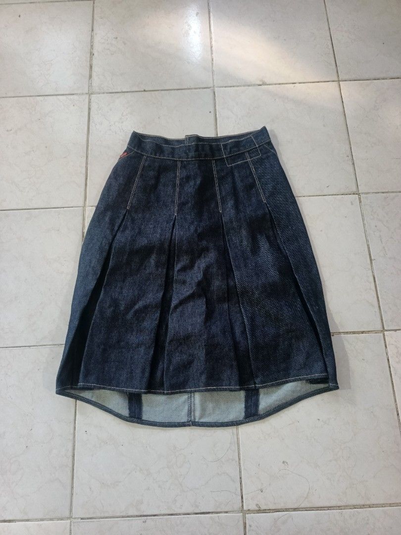 Levi's Engineered Skirt (Category: Skirts) located in Malita. Submitted by ronnyboi (Listing ID 1452117841, Image 1). Description: ‎W:26 L:24.5 ‎Condition: 10/10 Mine: 1000.
