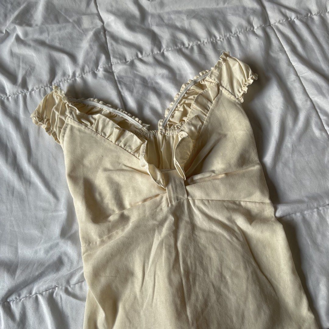 Linen Sweetheart Top (Category: Others Tops) located in Davao. Submitted by byeooool (Listing ID 1452225756, Image 2). Description: - best fits xs-medium - super flattering! - no flaws at all rfs: too many same style tops.