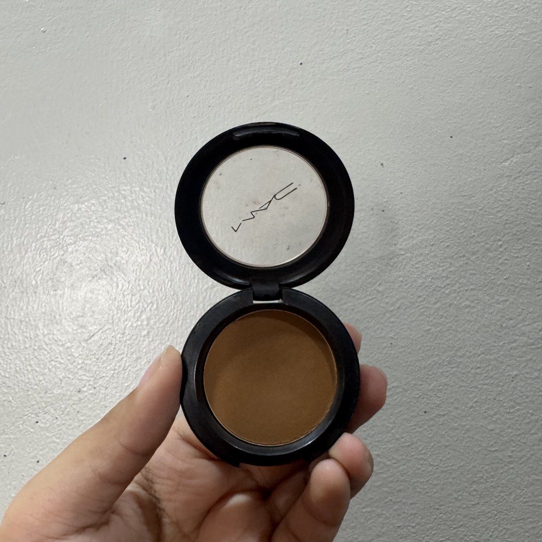 MAC Eyeshadow (Category: Makeup) located in Makati City. Submitted by prelovedbyj02 (Listing ID 1452296022, Image 1). Description: - Issue: no box - Shade: uninterrupted - Condition: used twice.