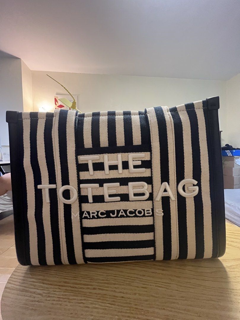 Marc Jacobs "The Stripe Canvas Medium Tote Bag (Category: Luxury Bags & Wallets) located in Cebu City. Submitted by rakisen (Listing ID 1452241758, Image 1). Description: .