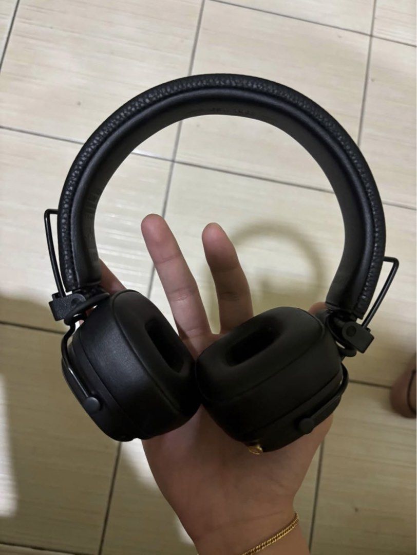 Marshall Major V Bluetooth Headphones Black (Category: Headphones & Headsets) located in General Mariano Alvarez. Submitted by havenzxc (Listing ID 1452284487, Image 2). Description: - Marshall Major V Bluetooth Headphones - Color: Black - Excellent Sound Quality - Comfortable Earcups for extended listening - Ready for a new owner! -No Box -Orig wire.