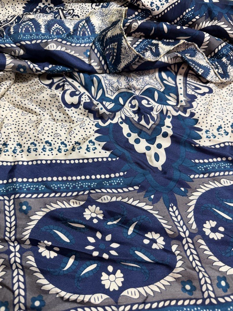 Massimo Dutti Bawal (Category: Hijabs) located in Petaling Jaya. Submitted by bundle_mximxi (Listing ID 1452267999, Image 3). Description: Massimo Dutti Bawal -Bundle -Size Bawal (Normal) -Satin.