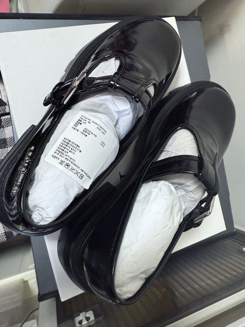 matin kim 鞋 （分類：Loafers）位於 Hong Kong。 由 k0116_ 提交（商品編號 1452257647，圖片 3）。簡介： matin kim鞋 240cm 全新未着過出街 剪咗牌 。