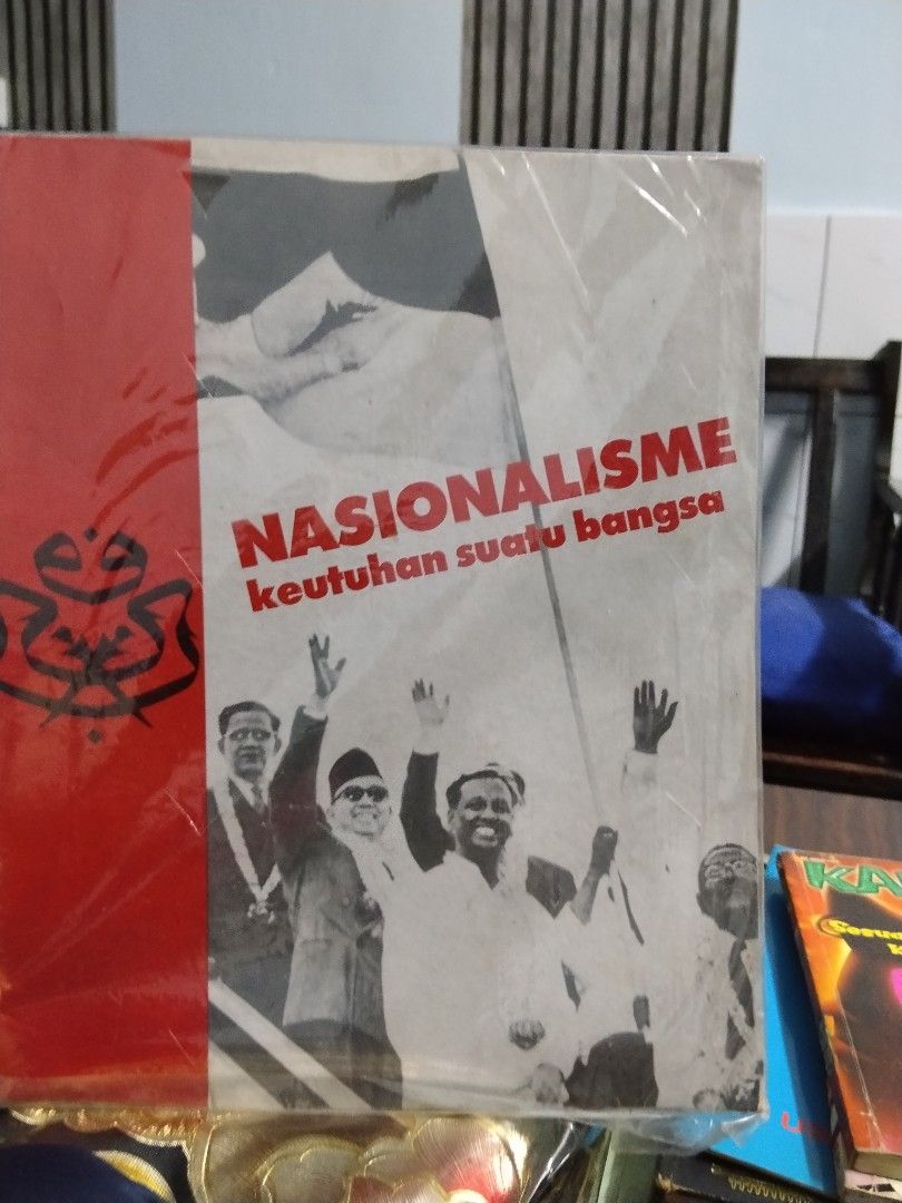 Nasionalisme: Keutuhan Suatu Bangsa Exhibition Book (Category: Textbooks) located in Parit Raja. Submitted by bright.nuraliajamil (Listing ID 1452240373, Image 1). Description: - Book title: Nasionalisme: Keutuhan Suatu Bangsa - Topic: Malaysian nationalism and national unity - Features: Historical photos and text - Event: Exhibition held from 26 Sept - 18 Oct 1985 - Venue: Komplek UMNO Malaysia, Kuala Lumpur - Organizer: Teater Elit.