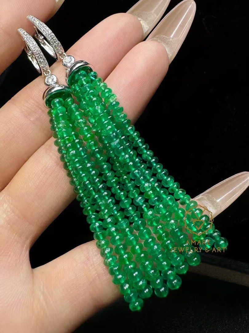 新品nice💚！ AIGS 33.35ct Emerald Beads Earring! 18k gold & diamond, price 2xxxxHKD 難得一手靚色VVG綠寶beads💚😍！total 33.35ct！ 高色濃郁！難得一手靚色VVG綠寶beads💚😍！ total 33.35ct！高色濃郁！簡約耳扣設計！ 搭配流蘇造型修飾面型💚！18K金鑽石材質！ AIGS證書，超抵只售2xxxxHKD （分類：耳環）位於 Hong Kong。 由 amarejewelryhk 提交（商品編號 1452211592，圖片 3）。簡介： 新品nice💚！ AIGS 33.35ct Emerald Beads Earring! 18k gold & diamond, price 2xxxxHKD 難得一手靚色VVG綠寶beads💚😍！total 33.35ct！ 高色濃郁！難得一手靚色VVG綠寶beads💚😍！ total 33.35ct！高色濃郁！簡約耳扣設計
