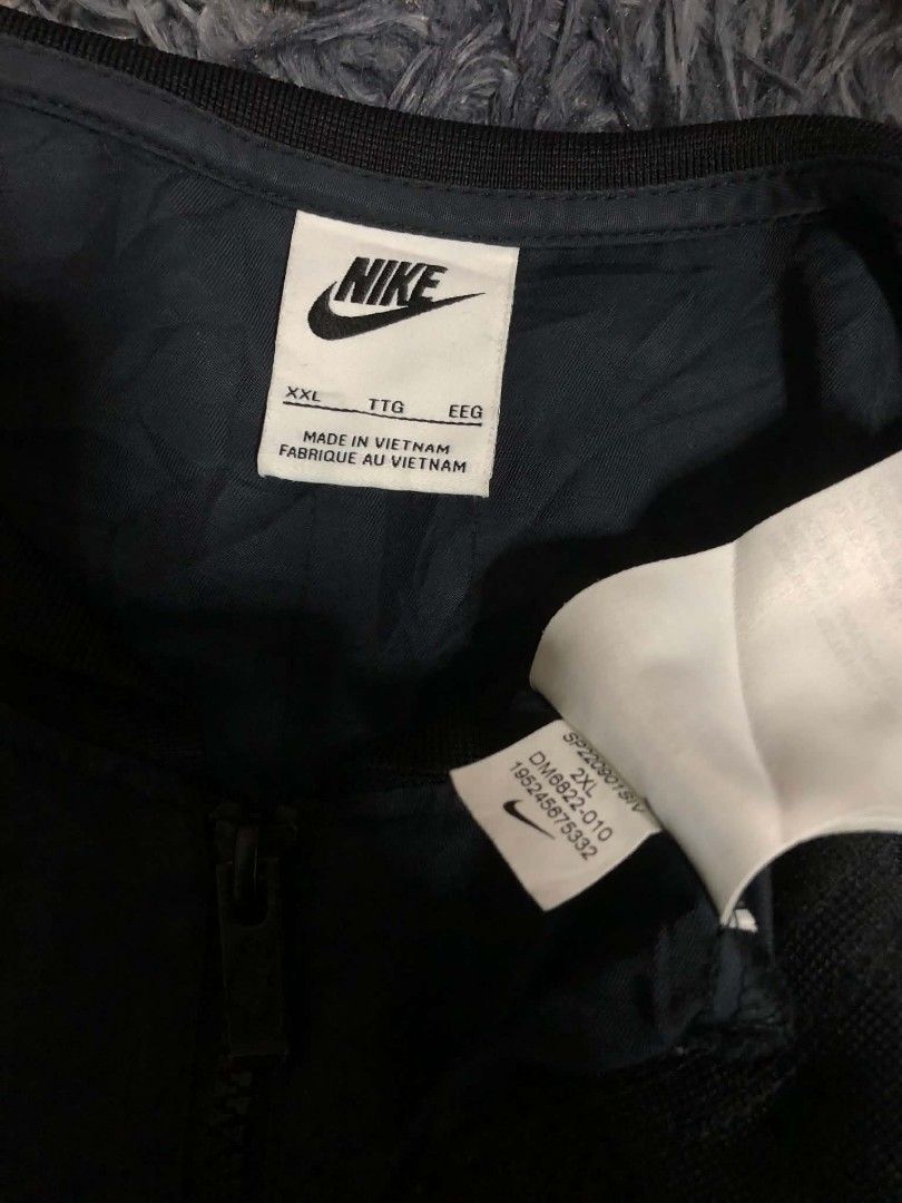 Nike woven jacket (Category: Activewear) located in Talisay. Submitted by erwinthrift (Listing ID 1452279280, Image 2). Description: .