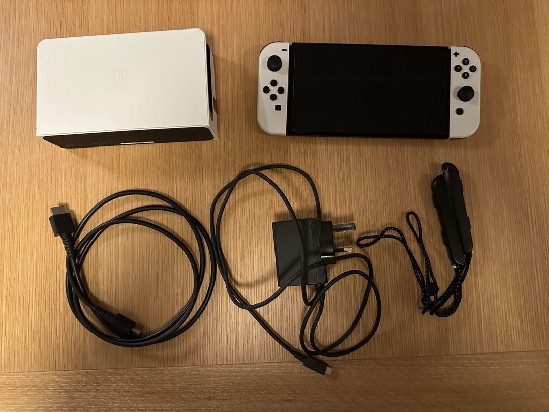 Nintendo Switch OLED 白色款 （分類：Nintendo 任天堂）位於 Hong Kong。 由 ken362901 提交（商品編號 1452192043，圖片 1）。簡介： 冇盒和Joy-Con握把 玩左十次左右 已貼mon貼 只接受面交。