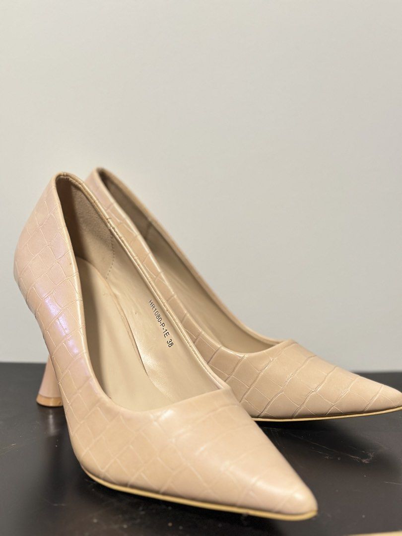Nude Ella Croc-Effect Kitten Heel Pointed Pump (Category: Heels) located in San Fernando. Submitted by prelovednook2026 (Listing ID 1452229175, Image 1). Description: Ella Croc-Effect Kitten Heel Pointed Pump Brand: Ella Product Name: Croc-Effect Kitten Heel Pointed Pump Style Number: HR1080-P-1E Color: Pink / Nude / Beige (Croc-Embossed) Heel Type: Kitten Heel Toe Style: Pointed Toe Material: Synthetic (Croc-effect textured upper).