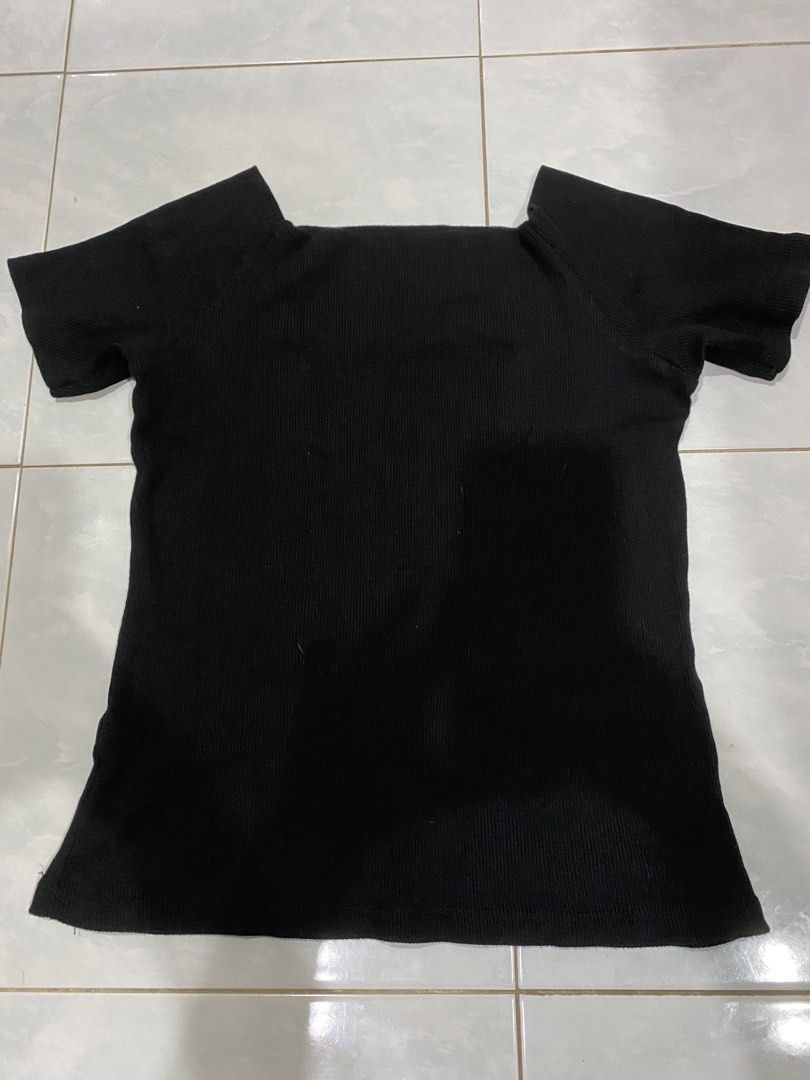 Off-Shoulder Fitted Top (Category: Other Tops) located in Muar. Submitted by jueitahjue35618 (Listing ID 1452251182, Image 2). Description: .
