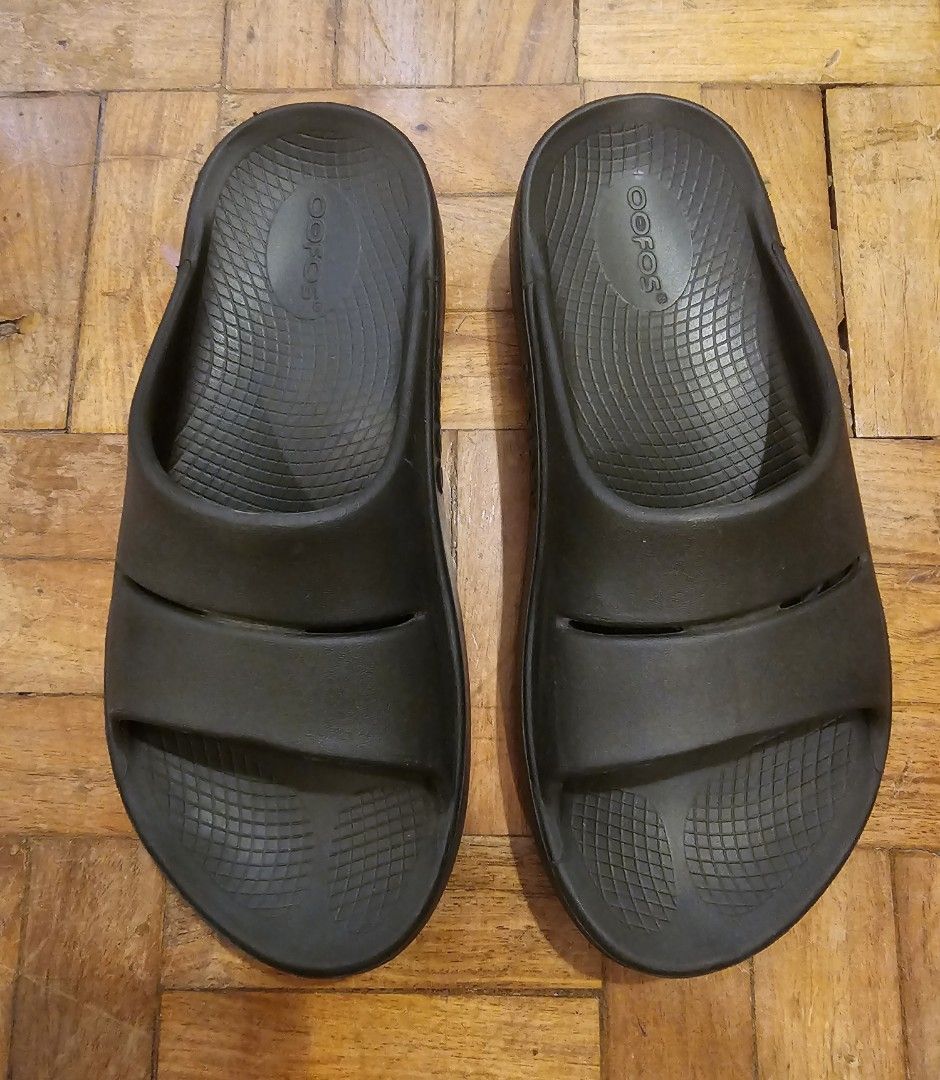OOFOS Black OOahh Slide Sandals (Category: Slippers and slides) located in Muntinlupa City. Submitted by sunny_yellow (Listing ID 1452120968, Image 1). Description: - Brand: OOFOS - Model: OOahh Slides - Color: Black - Size: Men's 6 / Women's 8 (EU 39) - Origin: Made in Vietnam - Features: Super comfortable, ideal for post-activity recovery, excellent arch support, good sole grip. Bought February 2026 RFS: small for my feet .