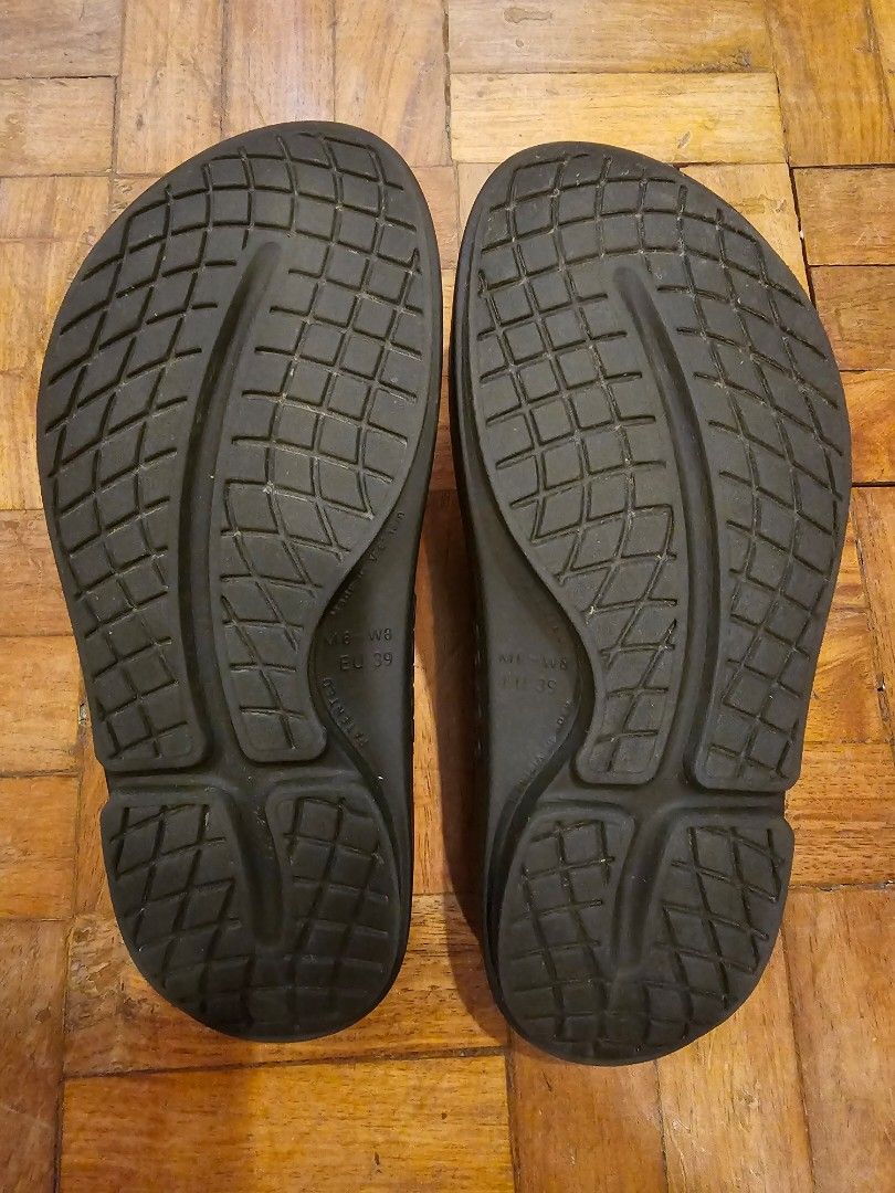 OOFOS Black OOahh Slide Sandals (Category: Slippers and slides) located in Muntinlupa City. Submitted by sunny_yellow (Listing ID 1452120968, Image 2). Description: - Brand: OOFOS - Model: OOahh Slides - Color: Black - Size: Men's 6 / Women's 8 (EU 39) - Origin: Made in Vietnam - Features: Super comfortable, ideal for post-activity recovery, excellent arch support, good sole grip. Bought February 2026 RFS: small for my feet .