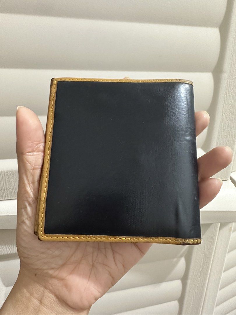 Original Hunting World Leather Bi-fold Wallet (Category: Luxury Bags & Wallets) located in Naga. Submitted by bag.net (Listing ID 1452268142, Image 2). Description: - Brand: Hunting World(from Japan 🇯🇵) - Style: Classic bifold wallet - Exterior: Black leather with tan leather trim - Interior: Tan leather - Origin: Made in Italy - Condition: Shows some signs of wear on edges and interior - Features: Plenty of card slots and compartments.