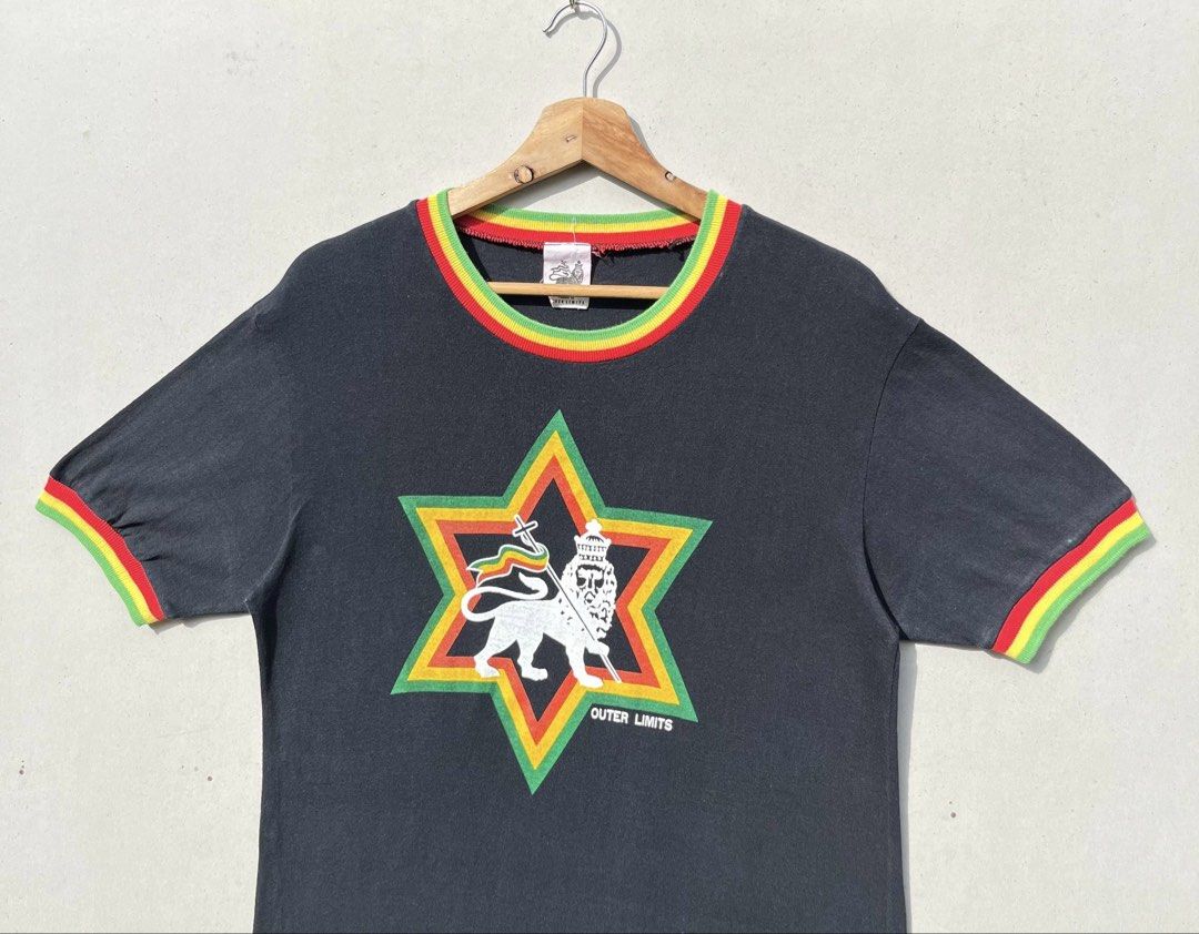 Outer Limits Rasta Lion Star T-Shirt (Category: Tshirts & Polo Shirts) located in Bukit Mertajam. Submitted by paan_store (Listing ID 1452253929, Image 2). Description: - PIT 18 LABUH 25.5 - Black t-shirt from Outer Limits - Features Rasta lion and star graphic - Rasta colored trim on collar and sleeves - Ideal for reggae enthusiasts.