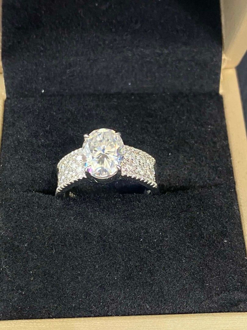 Oval engagement ring 💍 (Category: Announcements) located in Manila. Submitted by szairajewel (Listing ID 1452245491, Image 1). Description: Moissanite oval cut engagement ring 3ct 💍 S925 pure silver touch of white gold VVS1 , Excellent flawless with Certificate and complete inclusion available size 4-5-6-7-8-9-10 cash on delivery 🚚.