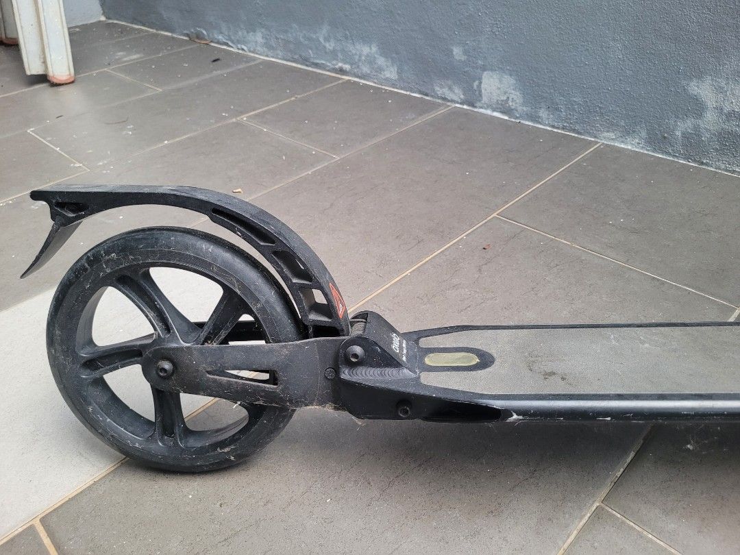 Oxelo Black Scooter (Category: Skates, Rollerblades & Scooters) located in Seremban. Submitted by lishah85 (Listing ID 1452267080, Image 3). Description: oxelo town 7 scooter adult ada nampak habuk sikit tp condition still good area suriaman 3 tq.