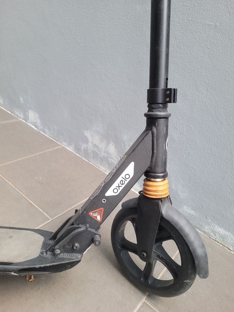Oxelo Black Scooter (Category: Skates, Rollerblades & Scooters) located in Seremban. Submitted by lishah85 (Listing ID 1452267080, Image 2). Description: oxelo town 7 scooter adult ada nampak habuk sikit tp condition still good area suriaman 3 tq.
