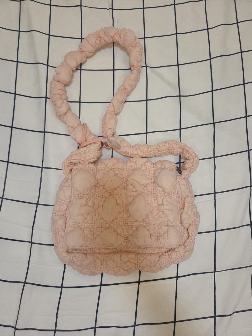 Pink Puffy Shoulder Bag (Category: Shoulder Bags) located in Paranaque City. Submitted by aii_mails (Listing ID 1452129617, Image 1). Description: .