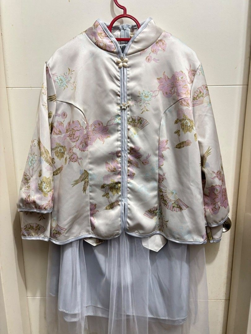 PRELOVED CHEONGSAM ATTIRE SET (Category: Traditional & Ethnic wear) located in Kluang. Submitted by c0wbeau_ (Listing ID 1452309649, Image 3). Description: PRELOVED CHEONGSAM SET - wear once only - 2 button missing (no replacement) - button non-functional only for aesthetic purpose - price EXCLUDE postage - normal price rm70+ - worn once by a 74kg, 158cm girl (normally i wear xl) - on tag size 3xl but i think kalau M-L cantik pakai - skirt singka
