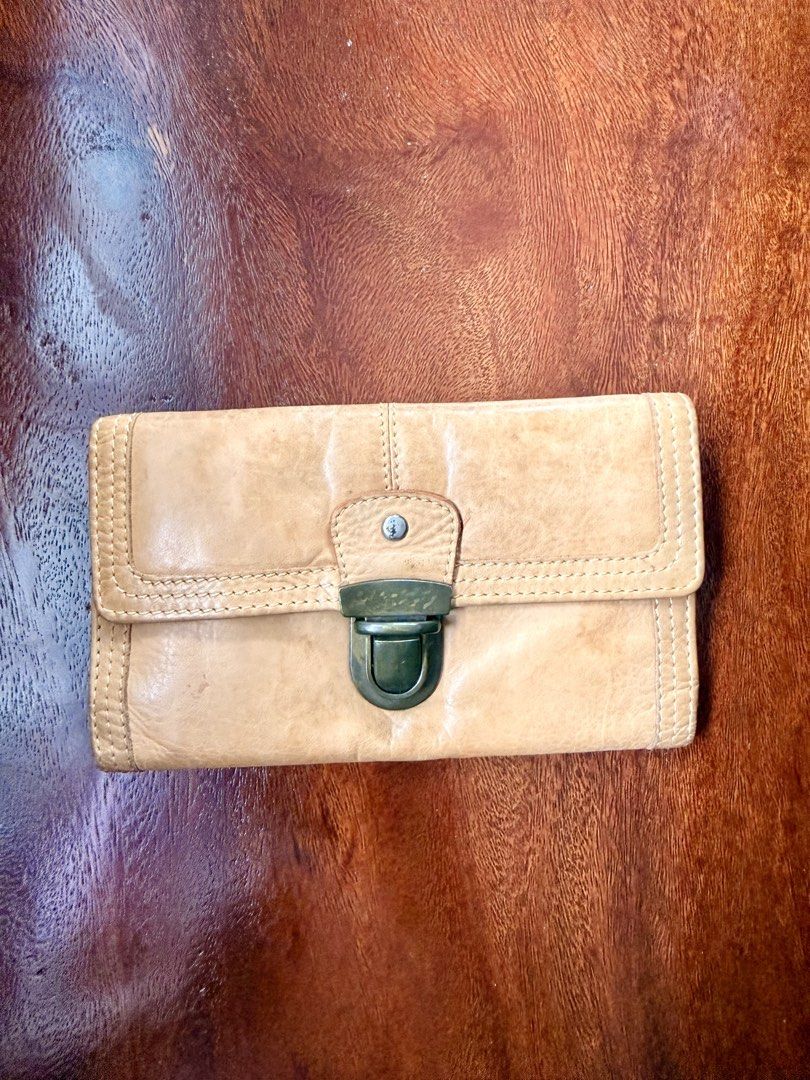 Preloved Oasis brand trifold medium leather wallet (Category: Wallets & Card holders) located in Naga. Submitted by pritilen (Listing ID 1452128164, Image 1). Description: This item is a vintage-style tan leather continental clutch wallet featuring a distinctive antique brass push-lock push-clasp closure and multi-row contrast stitching detail. Preloved Bought in the UK 🇬🇧 Genuine leather Rare.