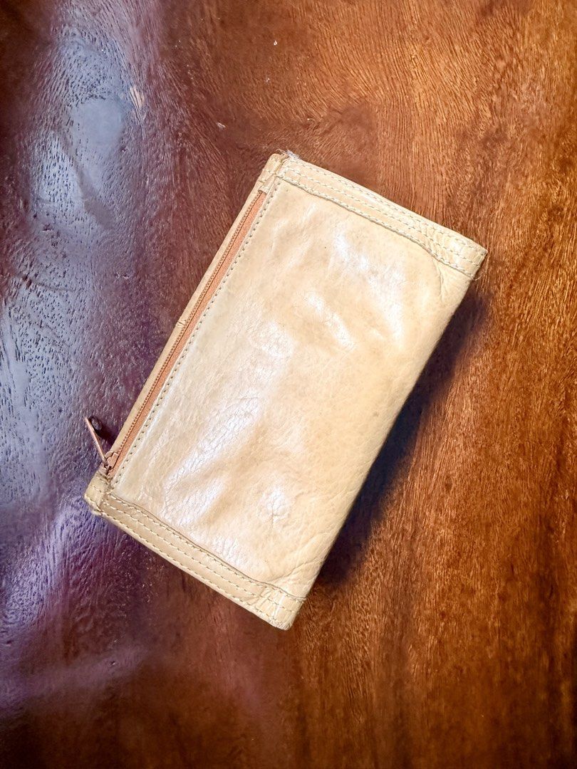 Preloved Oasis brand trifold medium leather wallet (Category: Wallets & Card holders) located in Naga. Submitted by pritilen (Listing ID 1452128164, Image 3). Description: This item is a vintage-style tan leather continental clutch wallet featuring a distinctive antique brass push-lock push-clasp closure and multi-row contrast stitching detail. Preloved Bought in the UK 🇬🇧 Genuine leather Rare.
