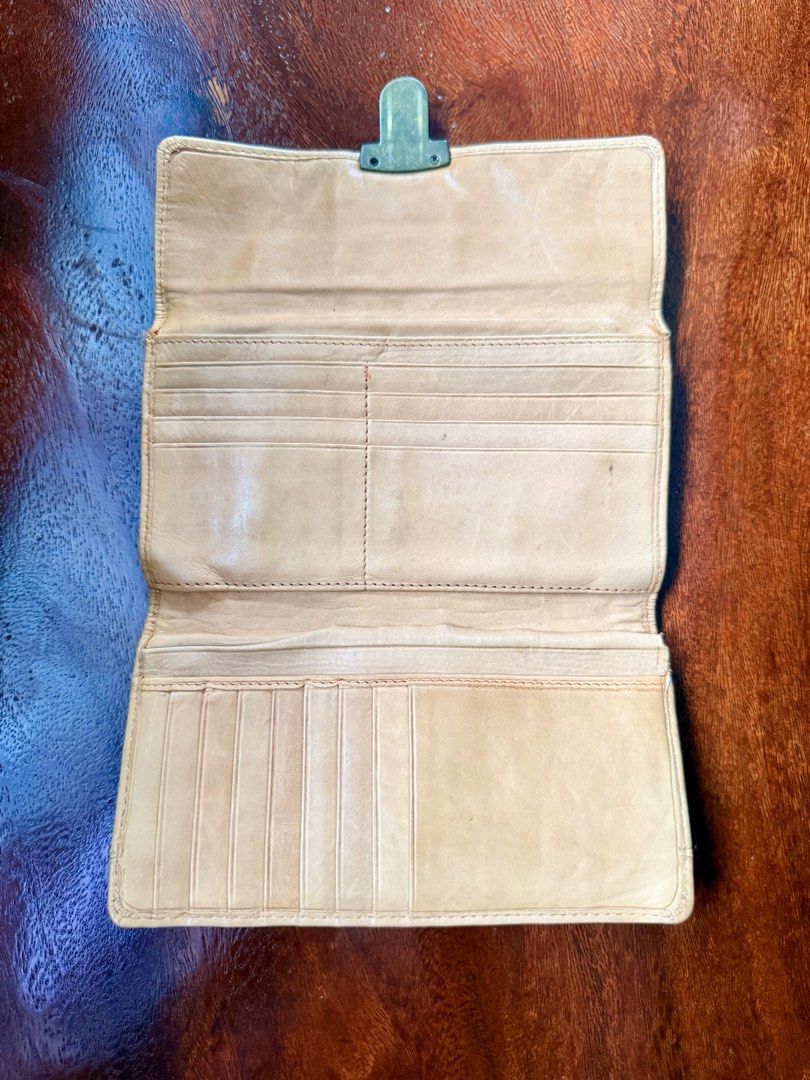 Preloved Oasis brand trifold medium leather wallet (Category: Wallets & Card holders) located in Naga. Submitted by pritilen (Listing ID 1452128164, Image 2). Description: This item is a vintage-style tan leather continental clutch wallet featuring a distinctive antique brass push-lock push-clasp closure and multi-row contrast stitching detail. Preloved Bought in the UK 🇬🇧 Genuine leather Rare.